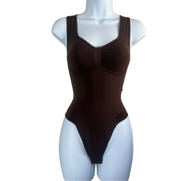 SKIMS Seamless Sculp Scoop Neck Thong Bodysuit in Cocoa - Picture 3 of 12